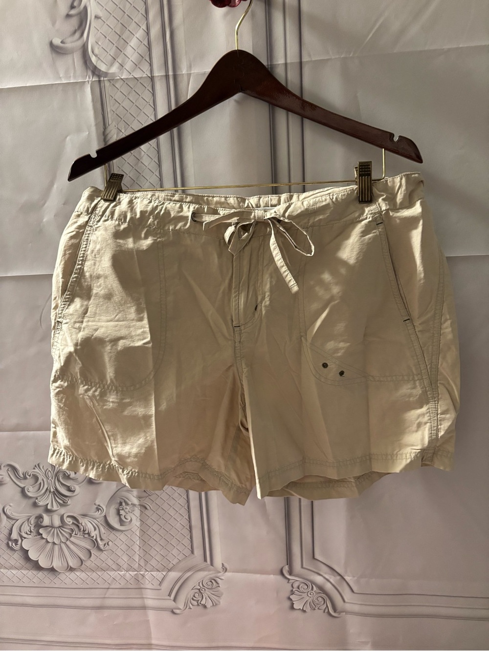 Columbia Women’s Tan/Cream Drawstring Sportswear Shorts, Size Large